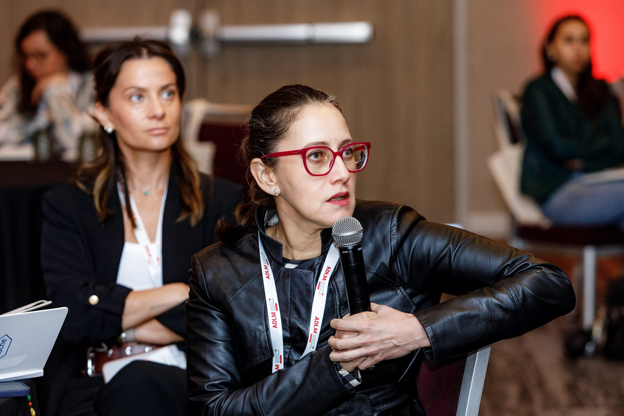 Carolina Prieto asking a question to speakers at the workshop